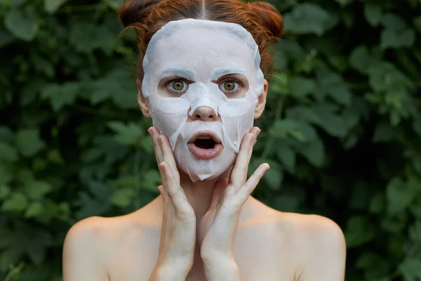 Портрет девушки Противоморщинистая маска омоложение Коснитесь лица руками — стоковое фото