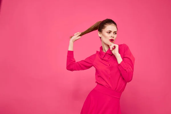 Retrato de una mujer pelirroja vestida con ropa brillante sobre un fondo rosa recortada vista de gesto con las manos — Foto de Stock