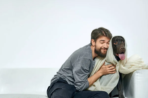 Happy man met hond en lichte stof leuke sjaal vrienden huisdier — Stockfoto