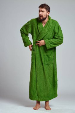 Yeşil cüppeli duygusal bir adam açık bir arkaplanda gelişen eğlenceli duygular modelinde.