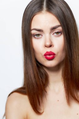 Çekici bir kadın. Cimri dudaklar ve şaşkın bir bakış.