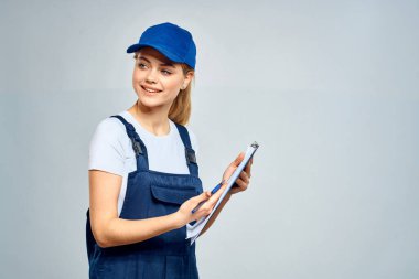 Üniformalı kadın kurye belge teslimatı