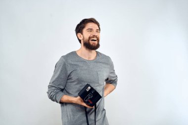 Kamera hobisi olan fotoğrafçı stüdyo yaşam tarzı yaratıcı ışık arka planı