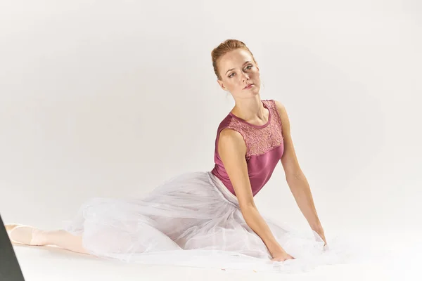 Bailarina Tutú Blanco Realizando Ejercicio Danza Sobre Fondo Claro Foto —  Fotos de Stock