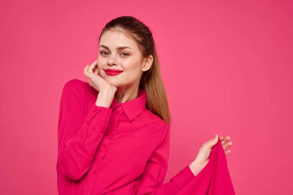 Γυναίκα σε ροζ φόντο σε μοντέρνα ρούχα και φωτεινό μακιγιάζ χτένισμα μοντέλο Copy Space — Φωτογραφία Αρχείου