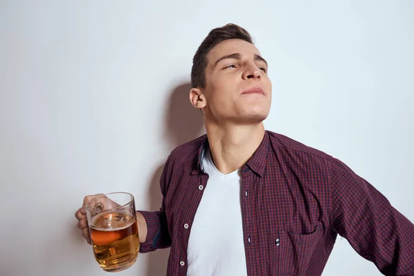 Homem alegre com caneca de cerveja álcool emoções luz fundo — Fotografia de Stock