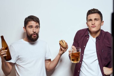 Bira içen iki neşeli arkadaş eğlenceli yaşam tarzı iletişim ışığı arka planı