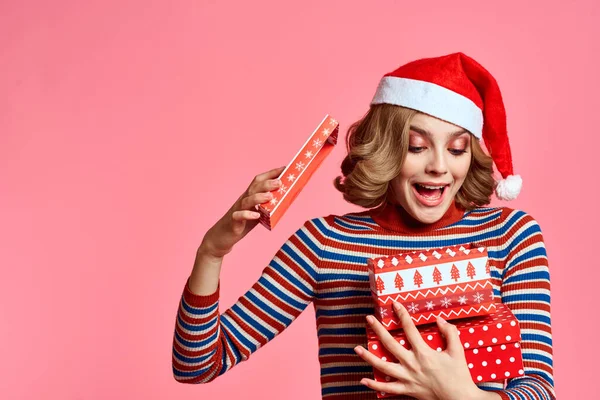 Lycklig kvinna med presentförpackning jul nytt år Santa claus modell — Stockfoto