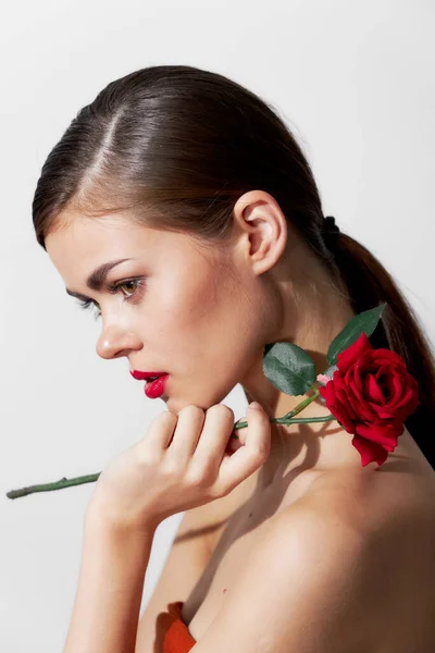 Lady με τριαντάφυλλο Bared ώμους κόκκινα χείλη πλευρά προβολή χαριτωμένο πρόσωπο — Φωτογραφία Αρχείου