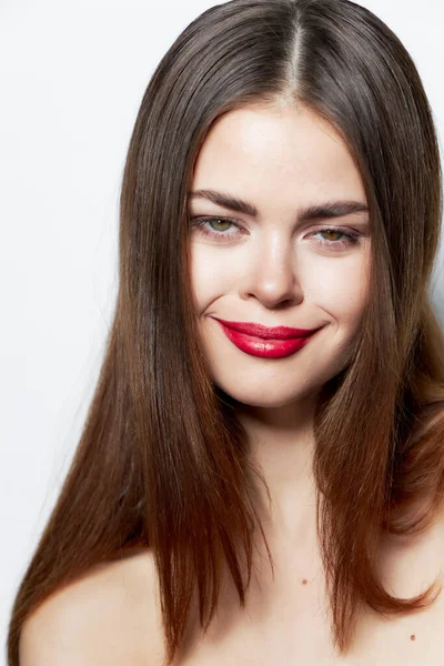 Esmer, çıplak omuzlu, gülümseyen ve kapalı gözlü çiçek spa tedavileri. 