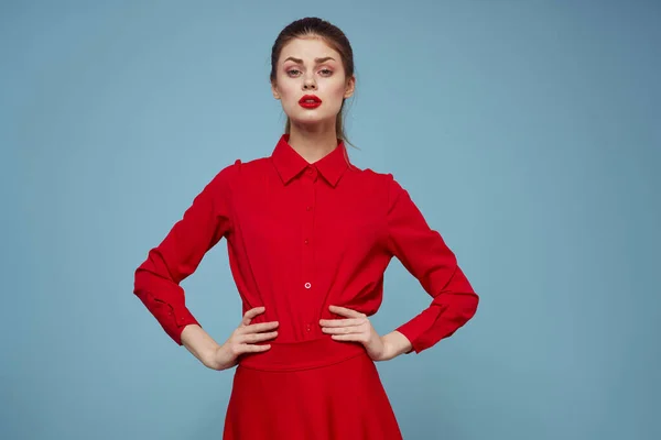 Atractiva mujer en ropa brillante sobre fondo azul gesto con las manos y los labios rojos maquillaje recortado ver emociones — Foto de Stock