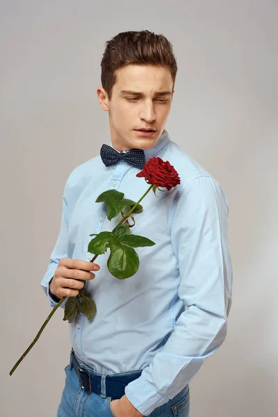 Homme romantique avec rose rouge et chemise légère pantalon costume — Photo