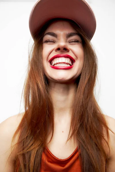 Kvinna med mössa Le kul charm på huvudet röda läppar — Stockfoto