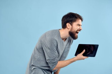 Elinde tableti olan adam teknoloji yaşam tarzı kablosuz aygıt mavi arkaplan