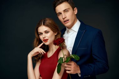Lüks bir çift olarak romantik bir ilişki, karanlık ve izole bir arkaplanda yükseldi.