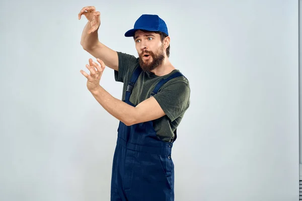 Trabalhador homem com caixa entrega embalagem serviço de trabalho — Fotografia de Stock