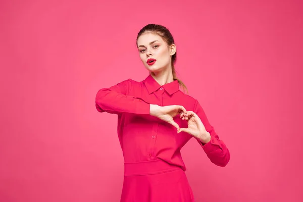 Retrato de una mujer pelirroja vestida con ropa brillante sobre un fondo rosa recortada vista de gesto con las manos — Foto de Stock