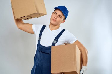 Kutu taşıyan işçi teslimat yükleme servisi