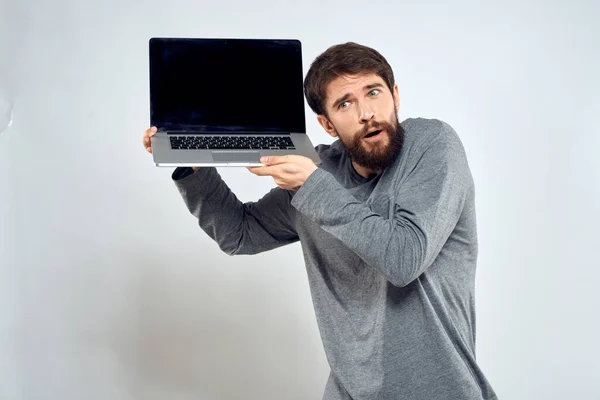Un hombre en un suéter gris con un portátil manos estilo de vida tecnología comunicación internet trabajo — Foto de Stock