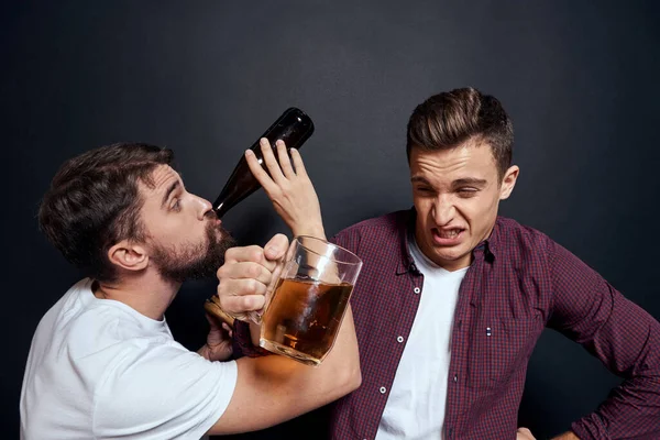 Deux amis ivres boire de la bière repos amusant fond sombre — Photo
