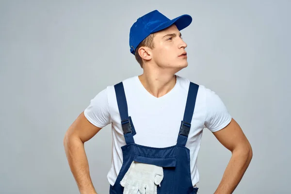 Trabalhador homem em serviço uniforme estilo de vida serviço de entrega luz fundo — Fotografia de Stock