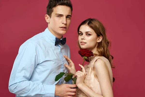 Szerelmesek emberek rózsával a kezében rózsaszín elszigetelt háttér ölelés érzelmek boldogság romantika érzések — Stock Fotó