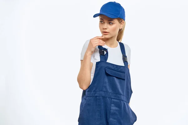 균일 한 파란색 모자 배달 배달 서비스를 하고 있는 여자 — 스톡 사진