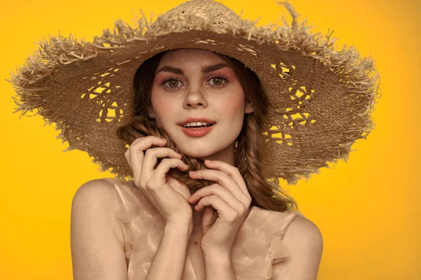 Şapkalı ve elbiseli bir bayan. Kızıl saçlı, sarı arka planlı, model portresi eğlenceli.