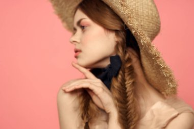 At kuyruklu romantik kız ve hasır şapkalı romantik gülüşlü pembe arka plan kopyalama alanı