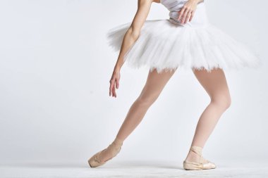 Balerin beyaz tutu dans performans ışığı arka planı