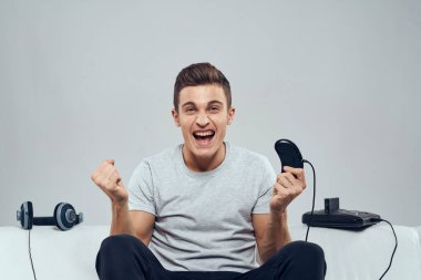 Koltuğunda oturan adam joystick oyunları eğlence bağımlılığı eğlence teknolojisi