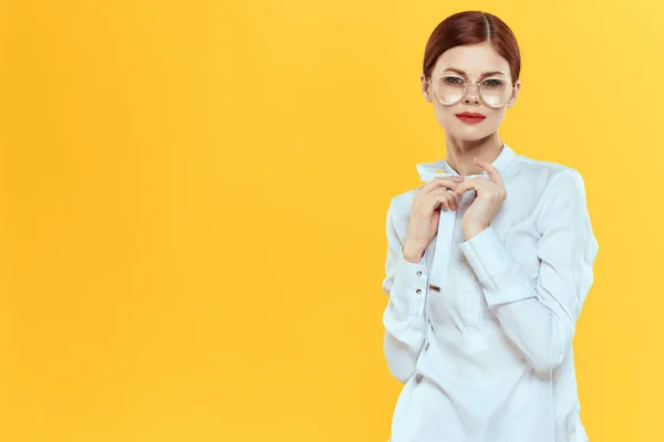 Mujer en camisa blanca con gafas labios rojos estilo elegante amarillo aislado fondo — Foto de Stock