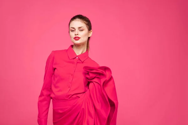 Donna su uno sfondo rosa in vestiti alla moda e brillante modello di acconciatura trucco Copy Space — Foto Stock