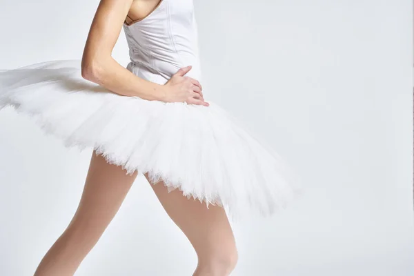 Bailarina branco tutu dança exercício desempenho luz fundo — Fotografia de Stock