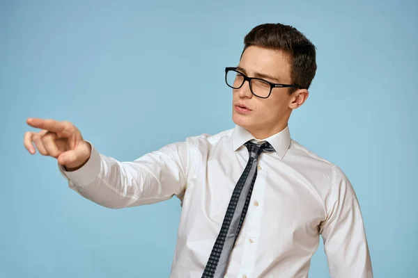 Geschäftsmann weißes Hemd Krawatte Brille Selbstbewusstsein offizieller blauer Hintergrund — Stockfoto