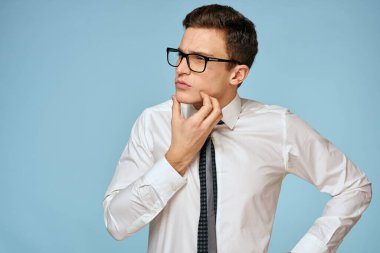 İş adamı beyaz gömlek kravat gözlük kendine güven resmi mavi arka plan