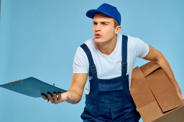 Karton kutulu işçi teslimat yükleyici yaşam tarzı mavi arkaplan