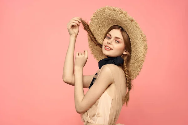 Romantisk flicka med flätor och i en halm hatt leende romantik rosa bakgrund Kopiera utrymme — Stockfoto