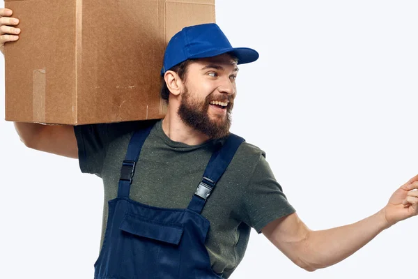 Muž v pracovní uniformě s krabicí v ruce, doručující přepravní práce — Stock fotografie