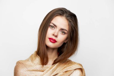 Yüzünde makyaj malzemesi olan, öne doğru bakan kırmızı dudaklı bir kadın. 