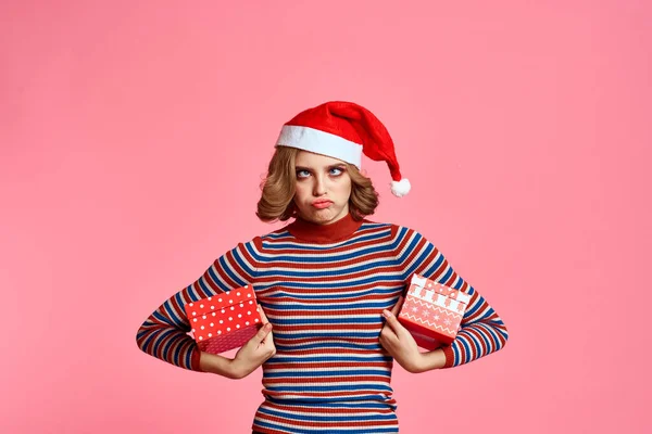 Glückliche Frau mit Geschenkbox Weihnachten Neujahr Weihnachtsmann Modell — Stockfoto