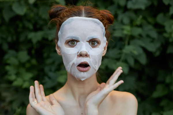 Porträt eines Mädchens weiße Maske Große Augen Überraschung und offene Lektionen Hautpflege — Stockfoto