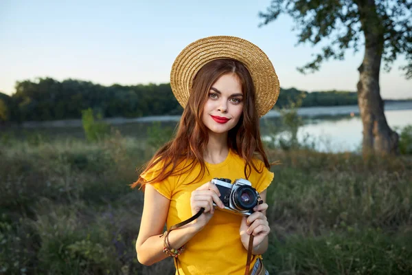 Wanita cantik bibir merah hobi kamera udara segar — Stok Foto