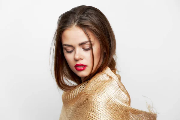 Een dame met een sjaal Kijk naar beneden rode lippen model elegante stijl — Stockfoto