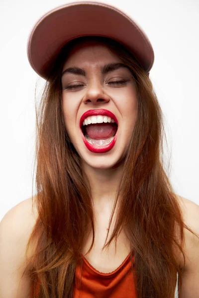 女性でAキャップ目を閉じて口舌夜化粧 — ストック写真