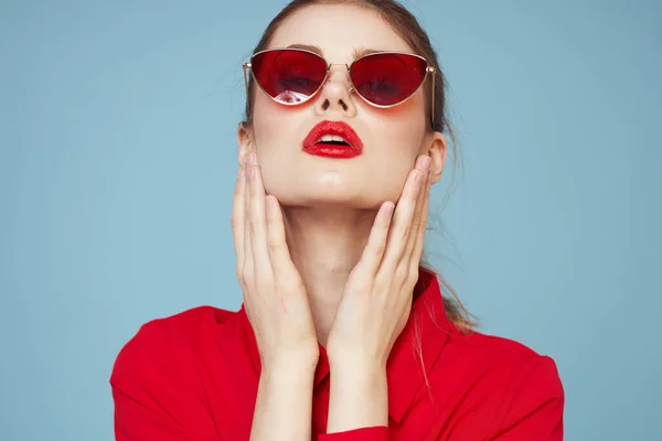 Schöne Frau mit dunkler Brille helles Make-up rote Lippen Glamour blauer Hintergrund — Stockfoto