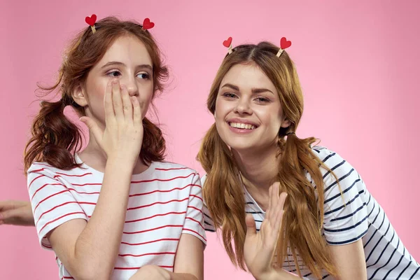 Vrolijke moeder en dochter lifestyle vreugde gestreepte shirts familie roze achtergrond — Stockfoto