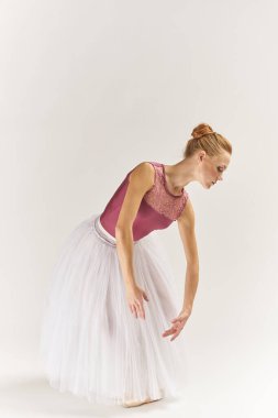 Kadın balerin dans gösterisi yaptı.