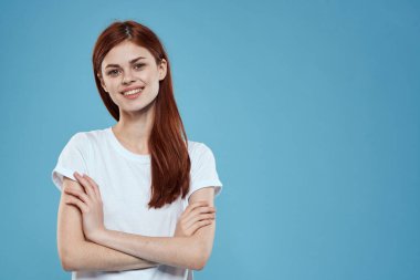 Güzel bayan beyaz tişört uzun saç cazibeli yaşam tarzı kırpılmış mavi arka plan