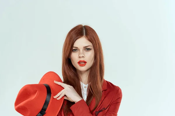 Vacker kvinna i röd hatt kavaj makeup elegant stil ljus bakgrund studio — Stockfoto